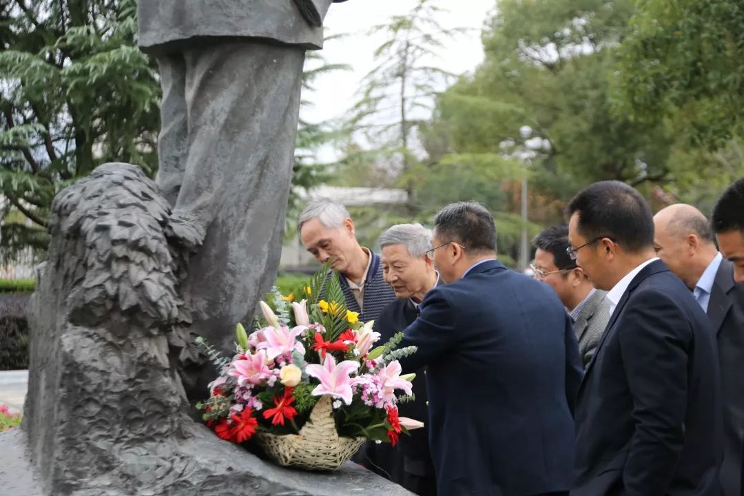 会前,各位领导和理事们专程前往东阳中学济慈楼前广场,向王惕吾先生的