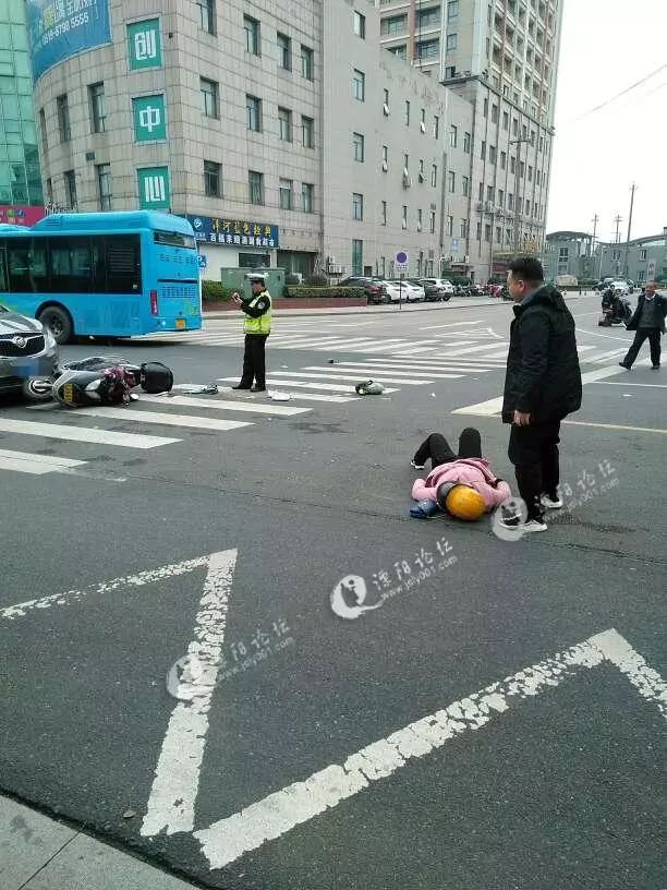 汽车总站进口发生车祸一女的躺在地上