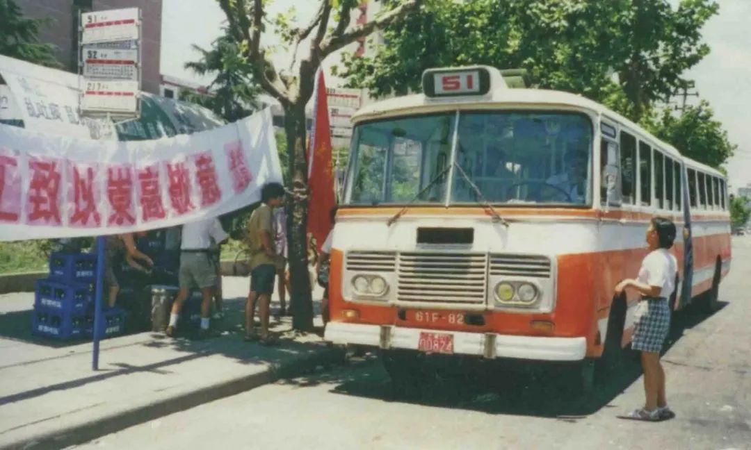 二十世纪70年代至80年代,上海公交主要采用车长14米-18米国产浦江汽车