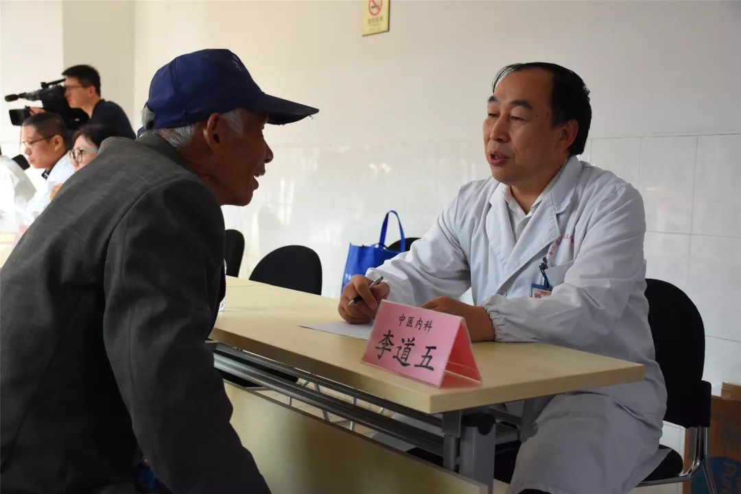 门诊二楼,来自上海中医药大学附属龙华医院中医内科的何颂华,唐靖一