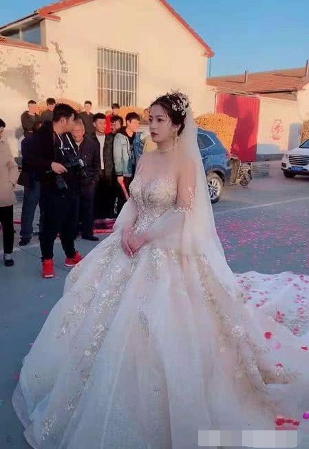 新娘穿婚纱视频_新娘婚纱图片(2)