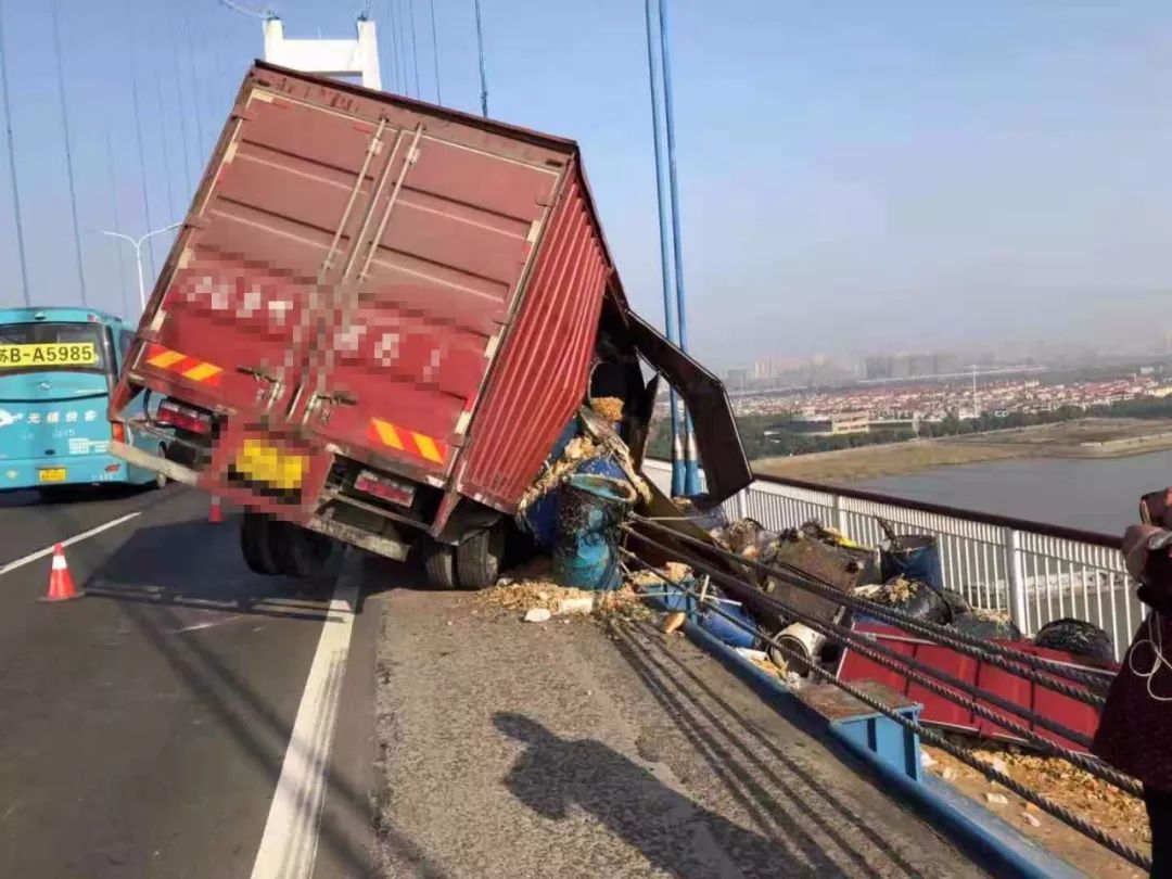 突发!江阴大桥上,一泔水货车撞断护栏