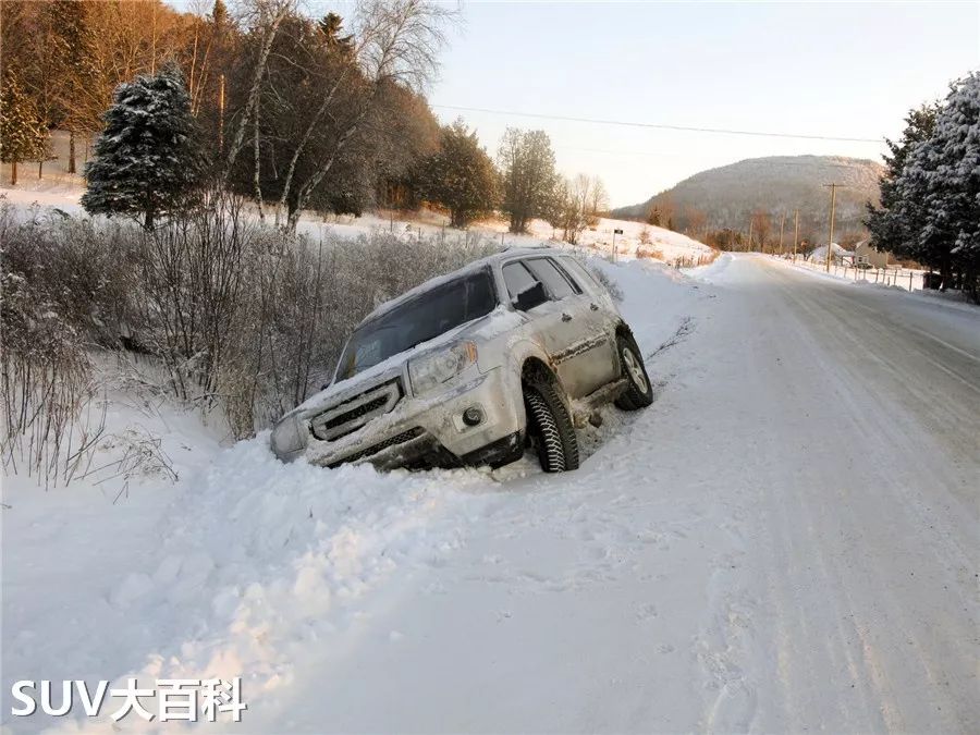 ▼雪地陷车怎么办?挖呗!