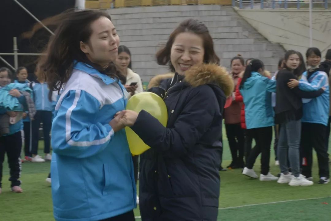 向前冲""心有灵犀""你摇我跳""齐心协力""快乐抱抱爆"等五个团体比赛