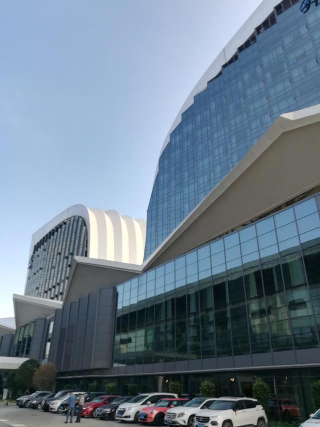 很多人肯定说是造型独特的南宁会展豪生大酒店,它位于在南宁国际会展
