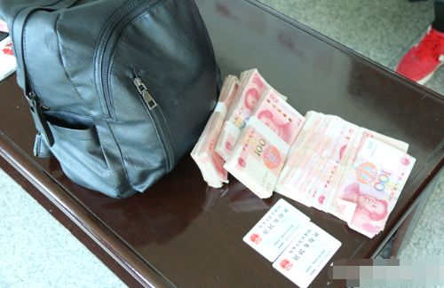 当他在出租车上看到那3万元现金时,他拒绝了新客人…_熊贞