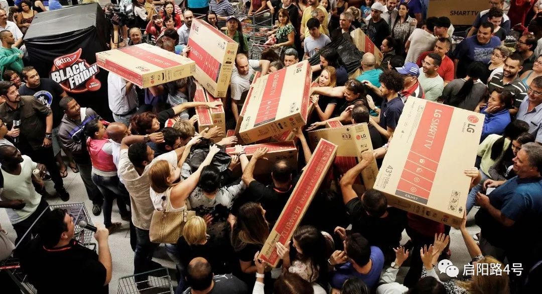 图注:黑色星期五实拍—在超市疯狂抢购电视的美国人