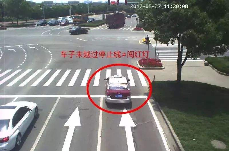 导读:闯黄灯"失败"后,你是继续走还是停车?交警:选错要扣6分!