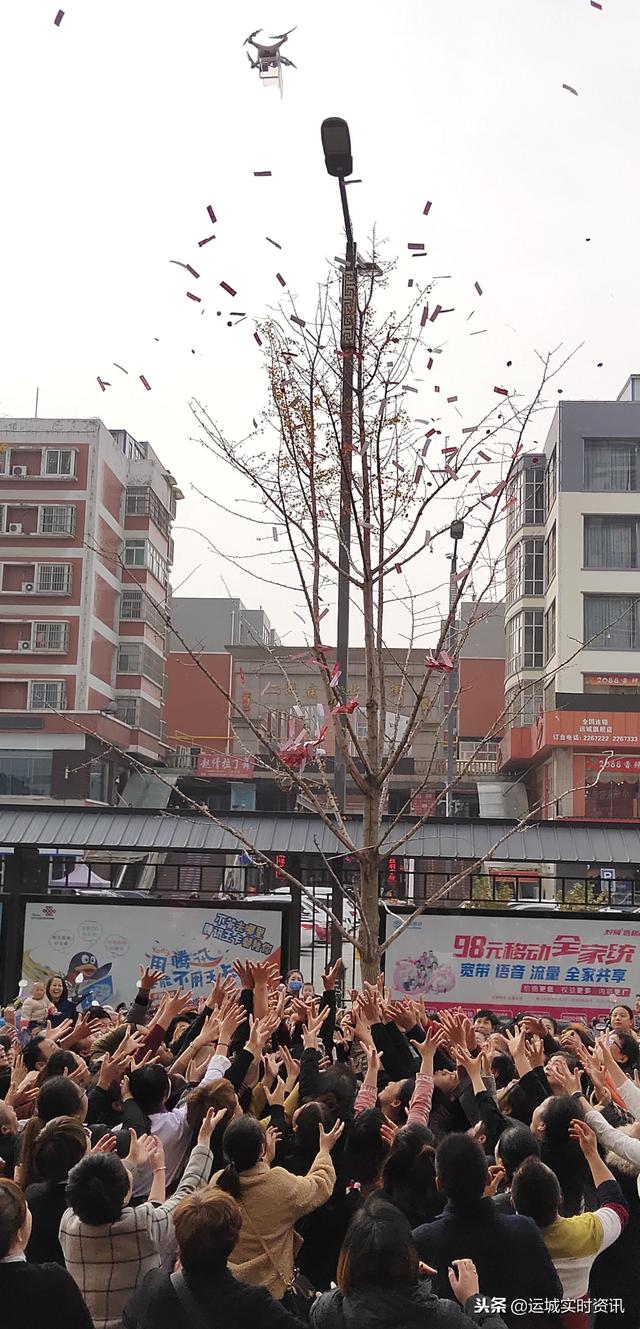 运城商家店庆用无人机抛洒"红包雨","雨"落如天女散花