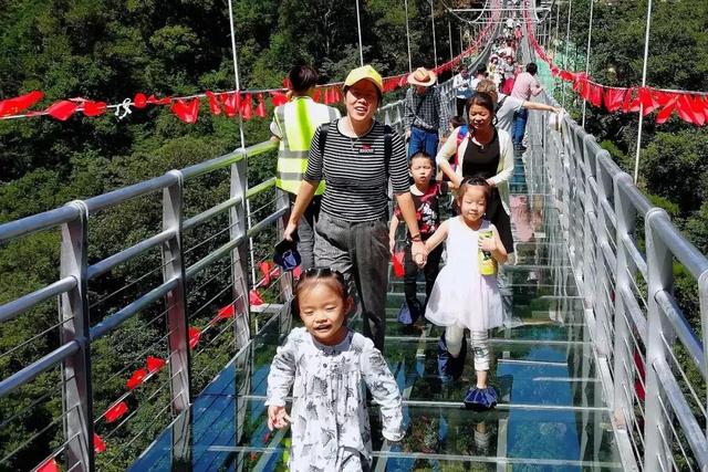 这有条"易碎"的水幕玻璃栈道,郴州九龙江旅游区游玩攻略