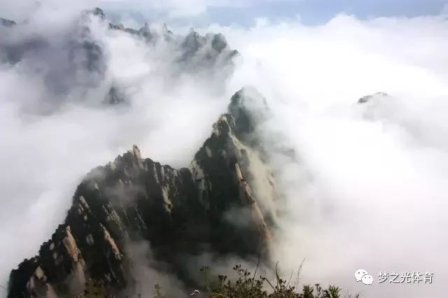 冬游华山,还可一睹"雪莲"莲花峰,"玉女峰",瑶池仙境落雁峰等景观,欣赏