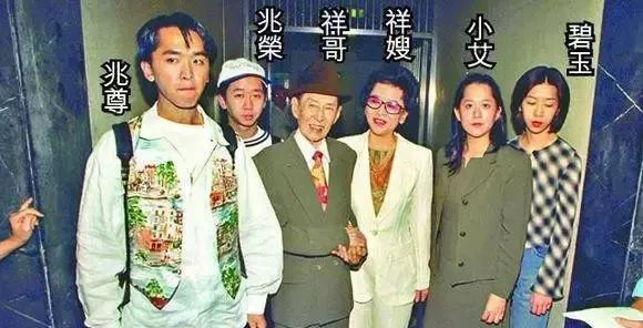 TVB男藝人竟上演現實版“四女共侍一夫”，雖跑龍套20年，卻過億身傢！