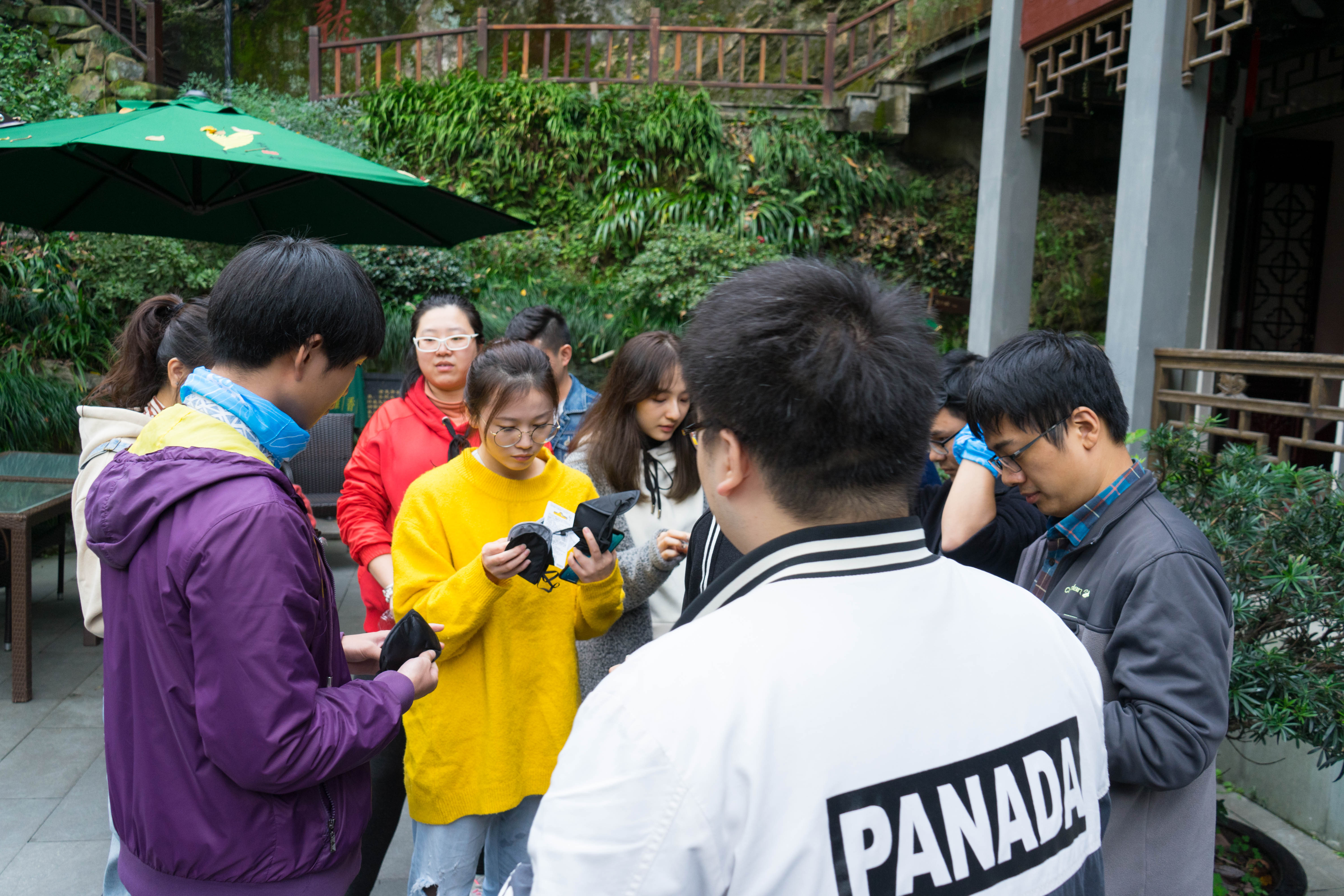 团建公司搞团建那还不菜刀砍电线、一路火必一运动官网花带闪电！(图3)