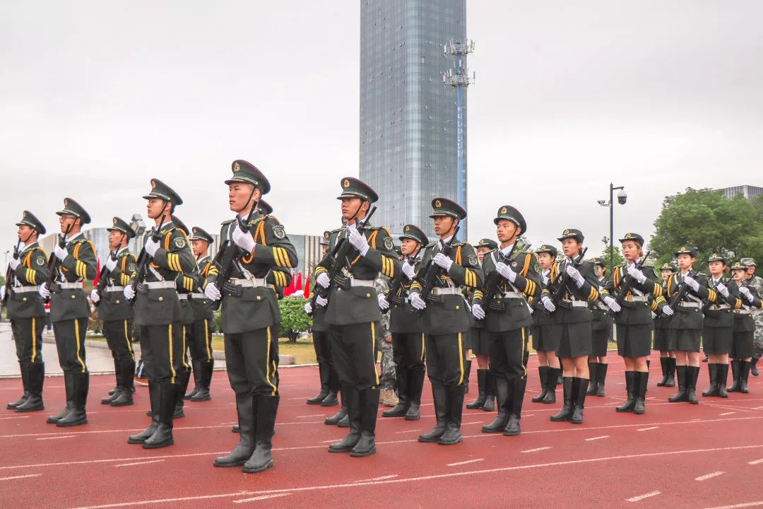 丨国旗护卫队丨    我校院国旗护卫队作为第一方阵,领衔出演.