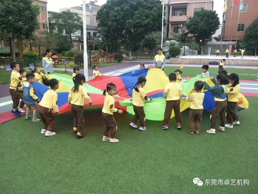 彩虹伞——锻炼上肢力量的同时培养幼儿相互协作的能力.