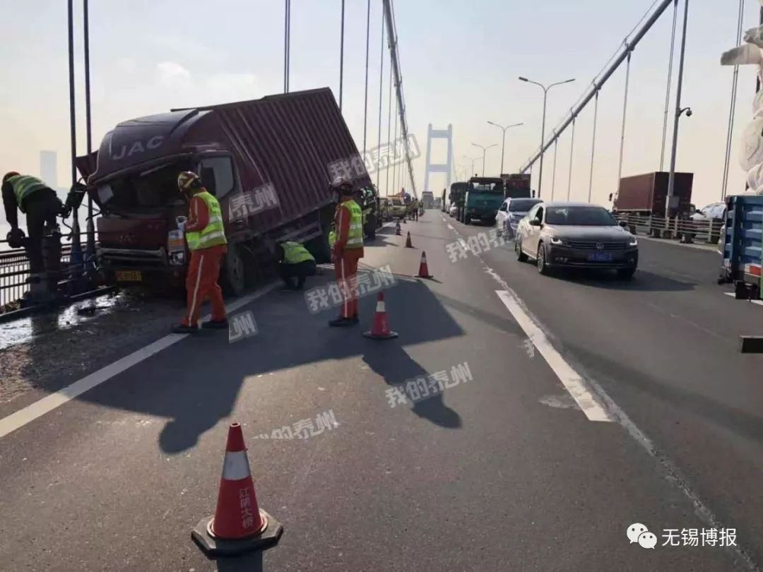 昨天,一货车冲断江阴大桥围栏,侧翻悬在桥边上