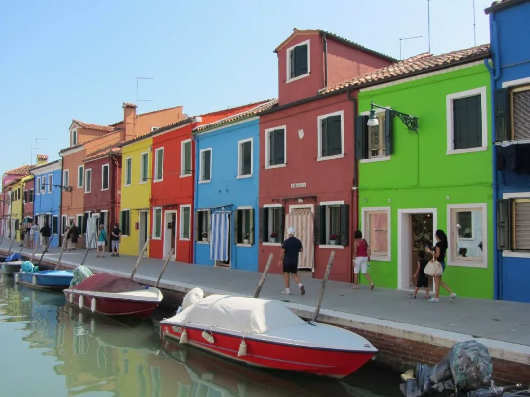 西方的建筑色彩 多以水平拼贴式构成 如威尼斯的水上建筑 色彩丰富而