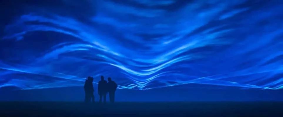 一场新的灯光装置艺术抵达迪拜让人仿佛置身蓝色海底