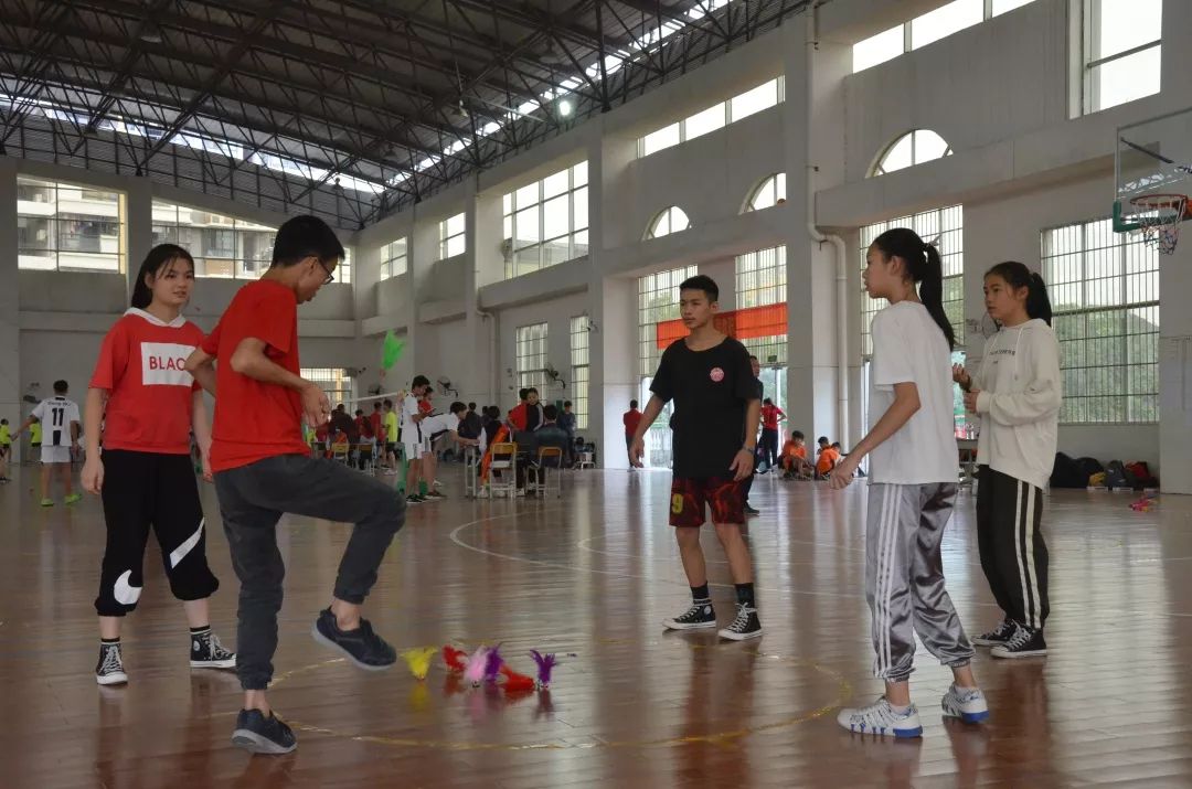 本届中小学少数民族传统运动会设有三人板鞋,抛绣球,毽球,踢毽子四个图片
