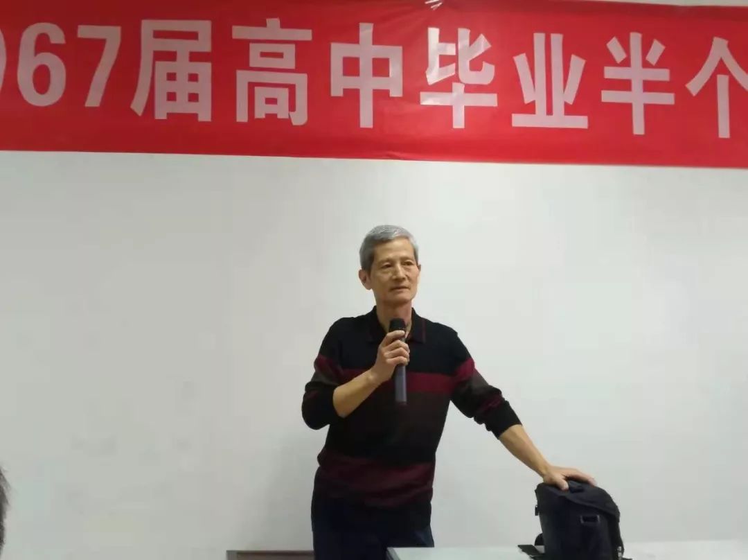 汪乔榕校友主持大会校友们欢聚一堂,回忆往事,畅叙同