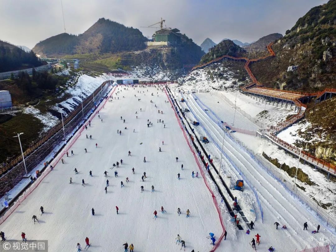 在冬天公园内还有滑雪场,为游客提供高山滑雪,雪地摩托,雪上飞碟等雪