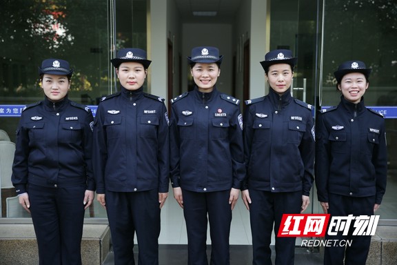 蓝月谷女子警务室由1名女民警 4名女辅警组成.(王志强 摄)