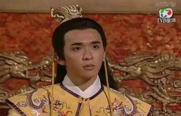 TVB男藝人竟上演現實版“四女共侍一夫”，雖跑龍套20年，卻過億身傢！
