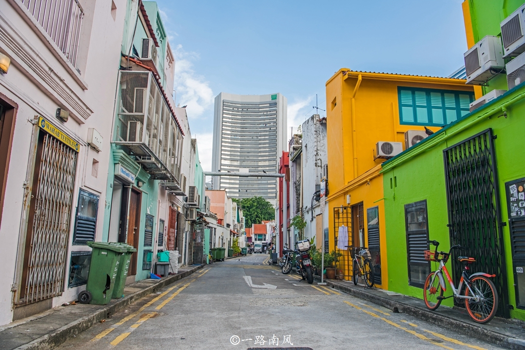 实拍新加坡街景,到处都是垃圾桶,城市很干净!