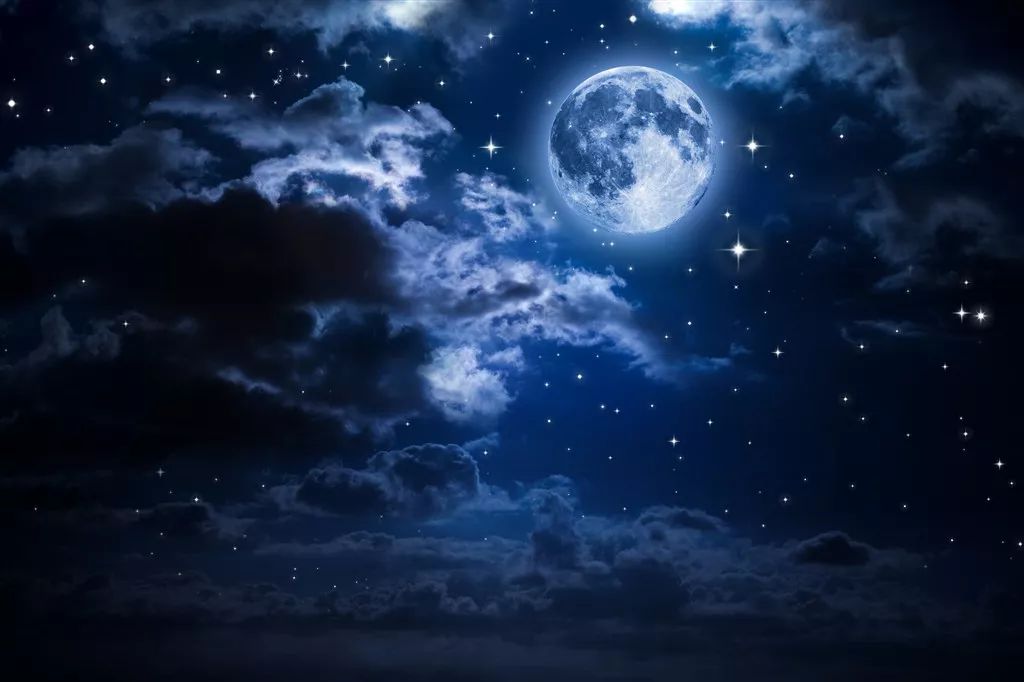 它美丽的玉兔和月宫 只有当月亮走进阴影 那无数的星星 才会汇集成一