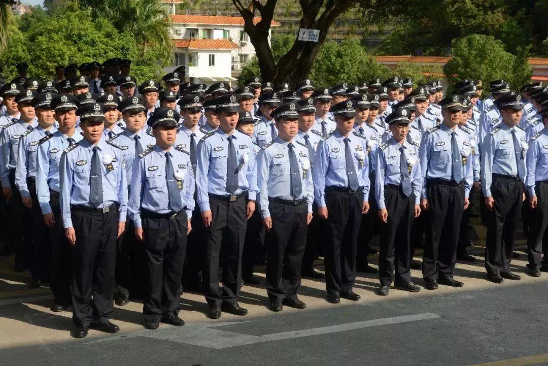 从化区殡仪馆挽联高悬,哀乐低回,广州市公安局从化分局民警陈洁同志