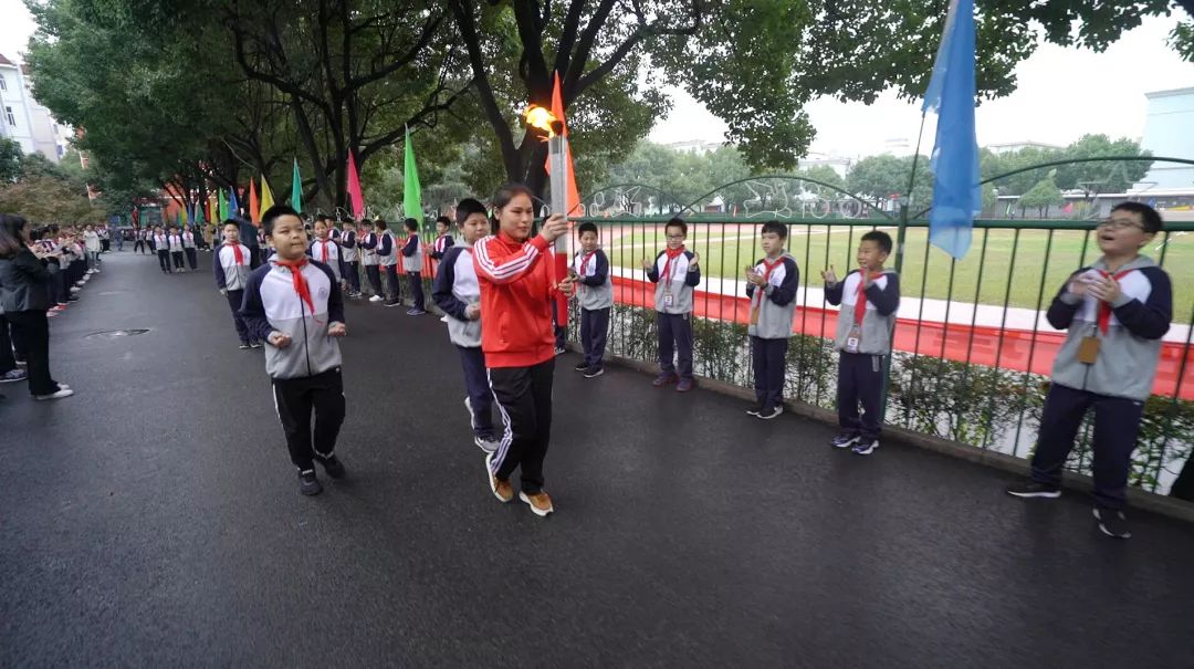 美在诸暨跃动青春卓越天马天马实验学校第二十三届校园运动会火炬接力