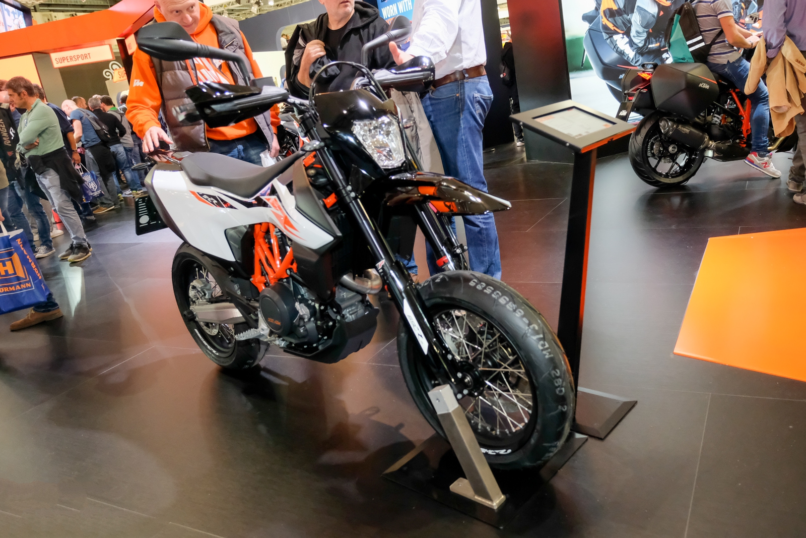 一言不合就滑胎2019款ktm 690 smc r米兰现身_搜狐汽车_搜狐网