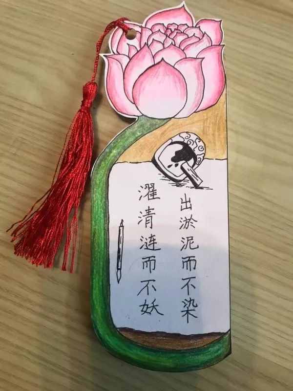 小小的书签上画着荷花,菊花,青石等象征廉洁的事物,画上自己喜欢的