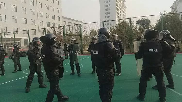 看开发区公安分局巡特警大队演练风采!