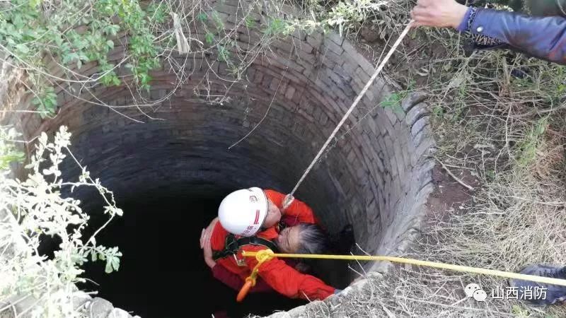 六旬老人掉入水井,井水冰冷刺骨,老人急需救援