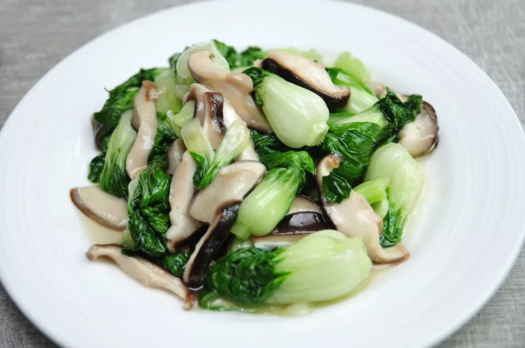 清炒蘑菇  滑嫩的蘑菇不管是搭配蔬菜还是肉类,味道都特别的赞,慢慢的