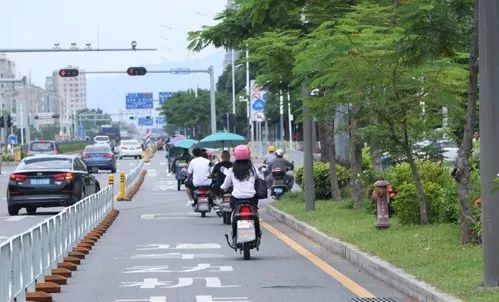 (六)摩托车上道路行驶,应当按照规定悬挂机动车号牌,应并保持号牌