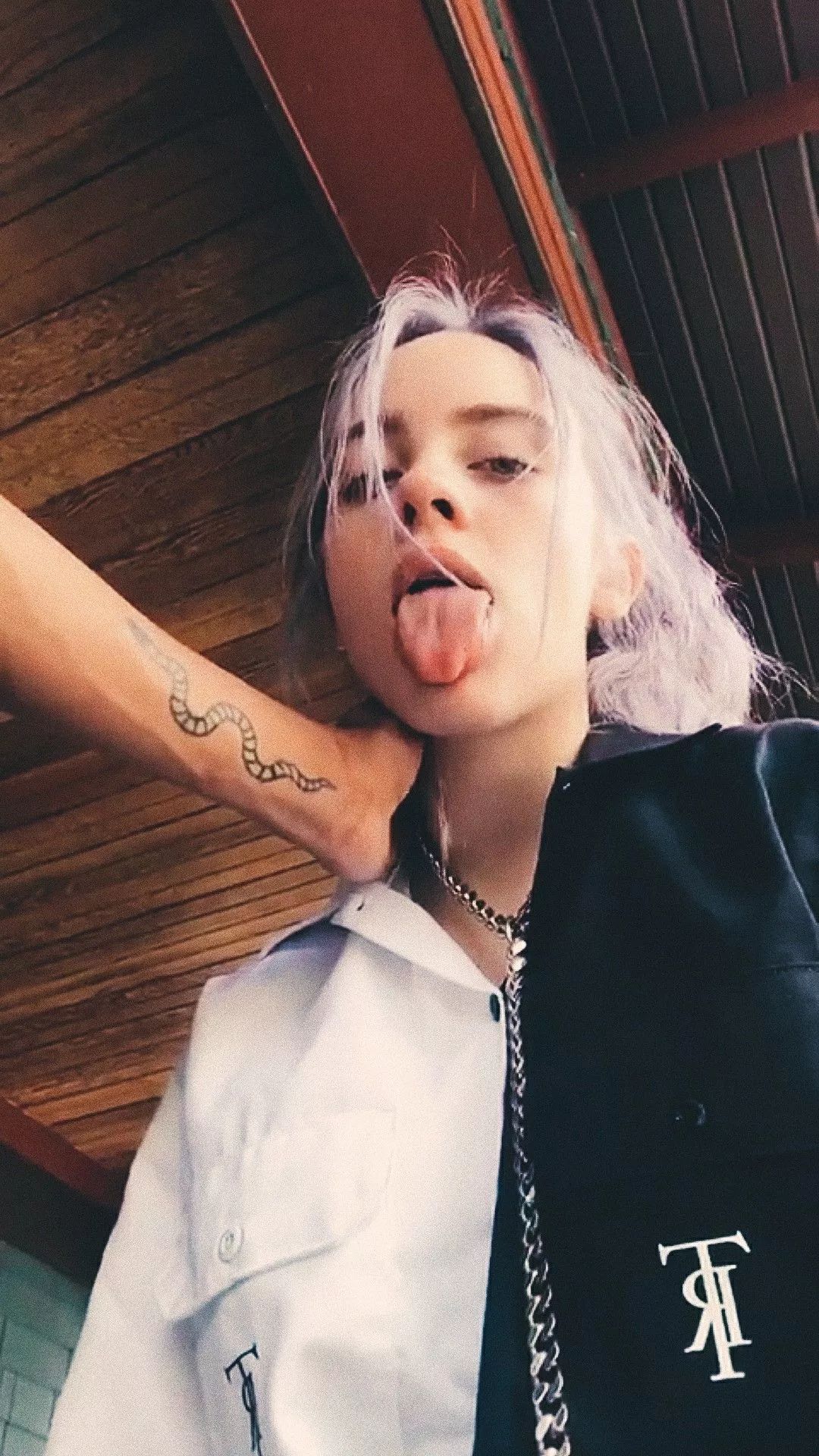 billie eilish 永远一副厌世脸,更是大胆敢玩.