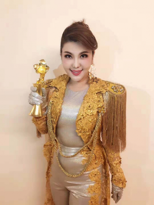 乌兰图雅荣获2018全球华语金曲奖最高奖项善德风尚奖