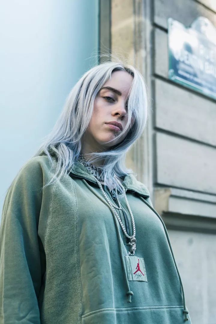 billie eilish 永远一副厌世脸,更是大胆敢玩.