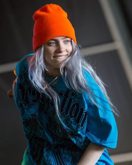 billie eilish 永远一副厌世脸,更是大胆敢玩.