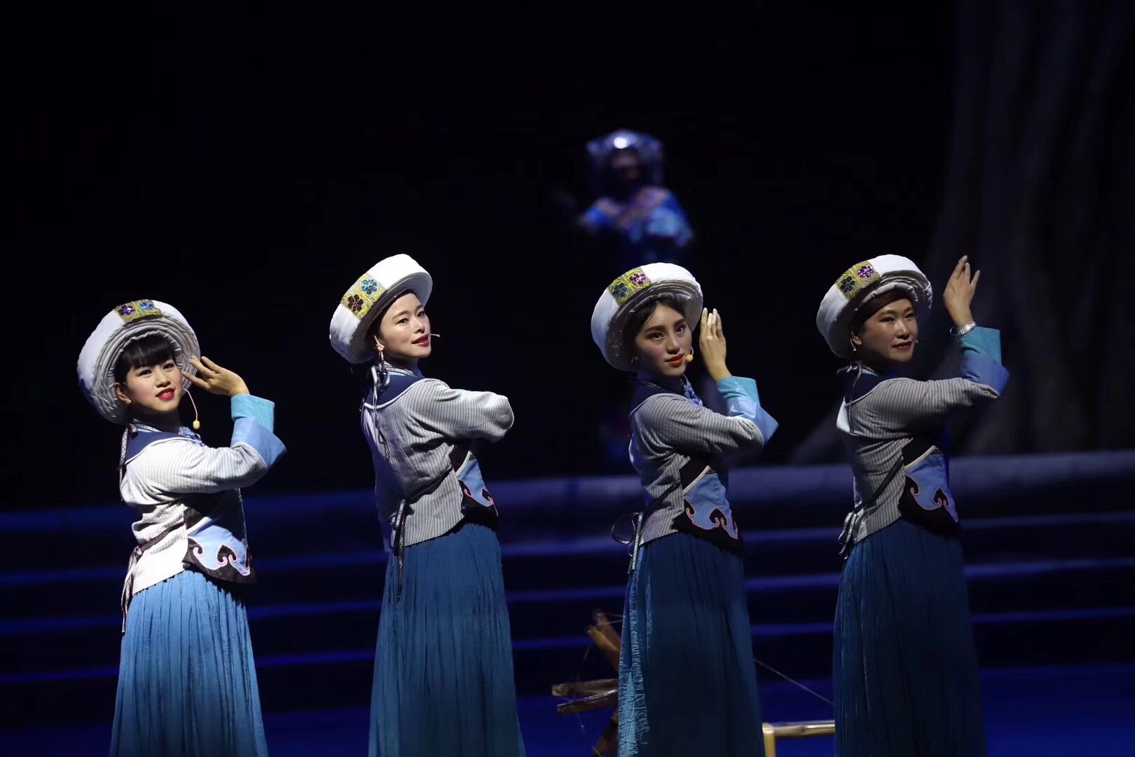本次活动有布依族歌舞剧《音画布依》专场演出 庆祝改革开放40周年