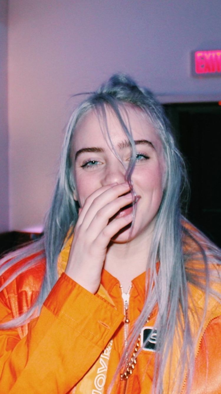 billie eilish 永远一副厌世脸,更是大胆敢玩.