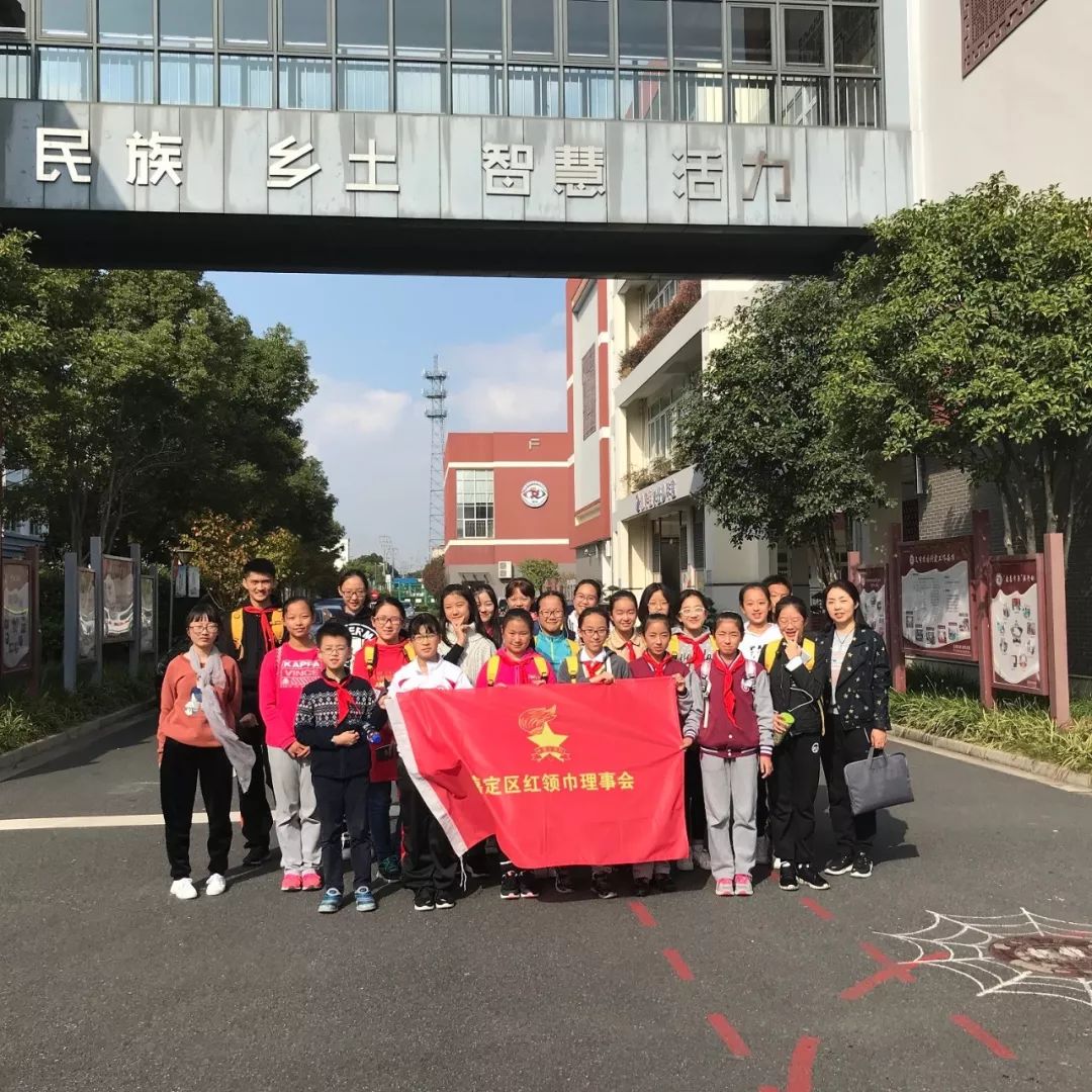 活动第一站:走进馆舍,参观草编博物馆徐行小学的队干部带领我们参观了