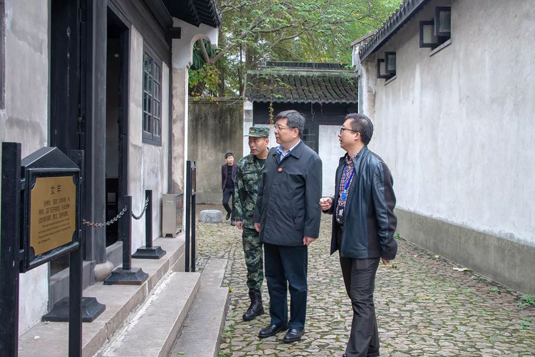 参观了《墙外桃花》展及淞沪警备司令部牢房遗址,随后一行人步行通过