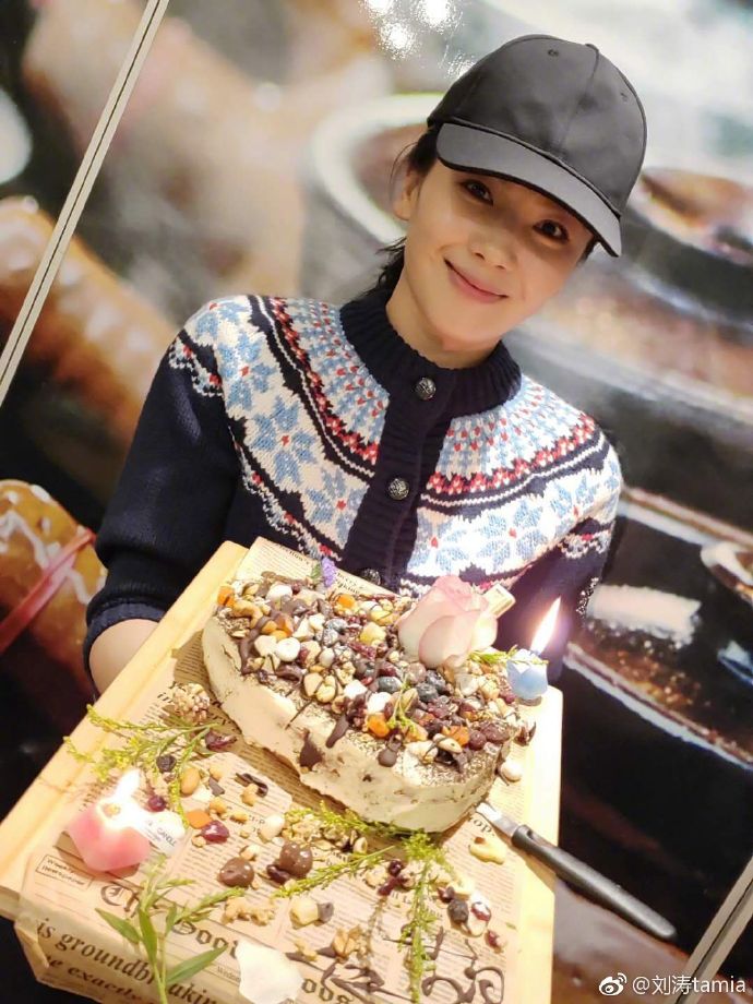 劉濤為工作人員手制蛋糕，色香味美，劉濤吐小舌頭賣萌太可愛 娛樂 第4張