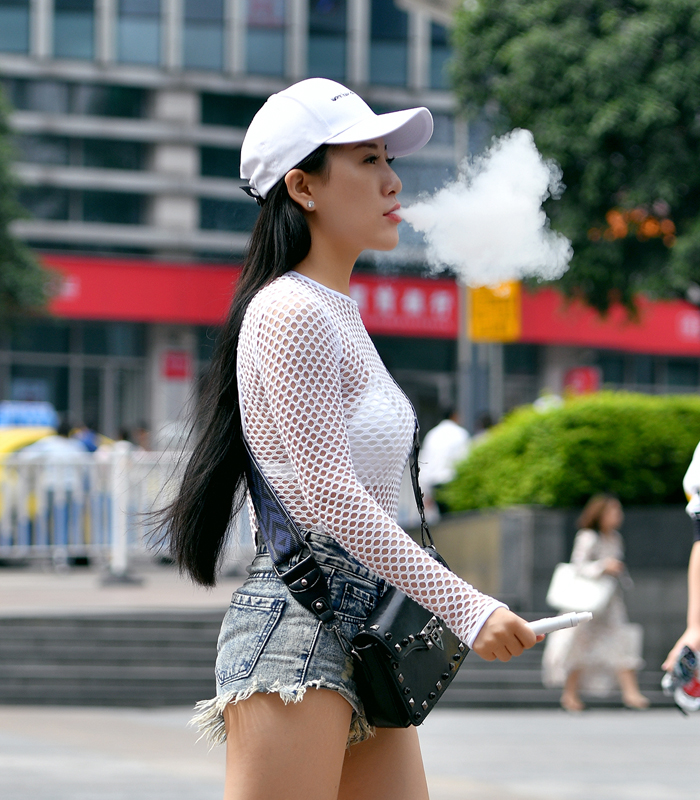 街拍:抽烟的女子(友情提示:吸烟有害健康)