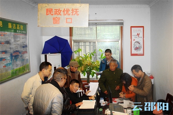 11月14日上午,新邵县酿溪镇民政办服务大厅内不少退役军人正在采集图片