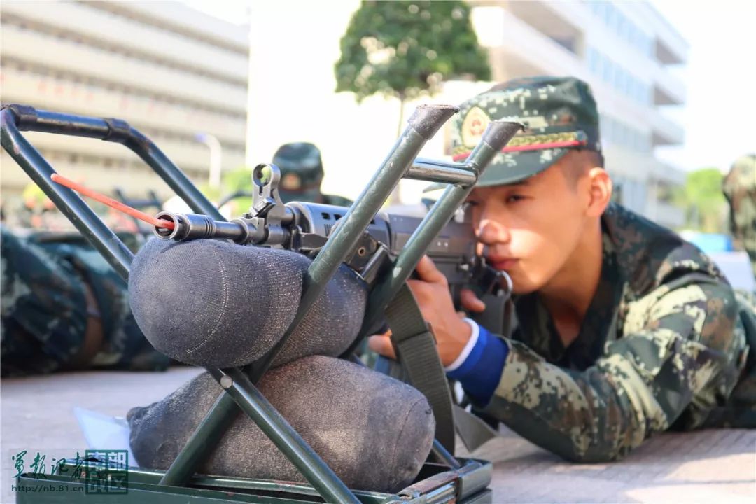 清射击的基本原理,钟班长把理论授课设置在了训练场,在班房,四点瞄准