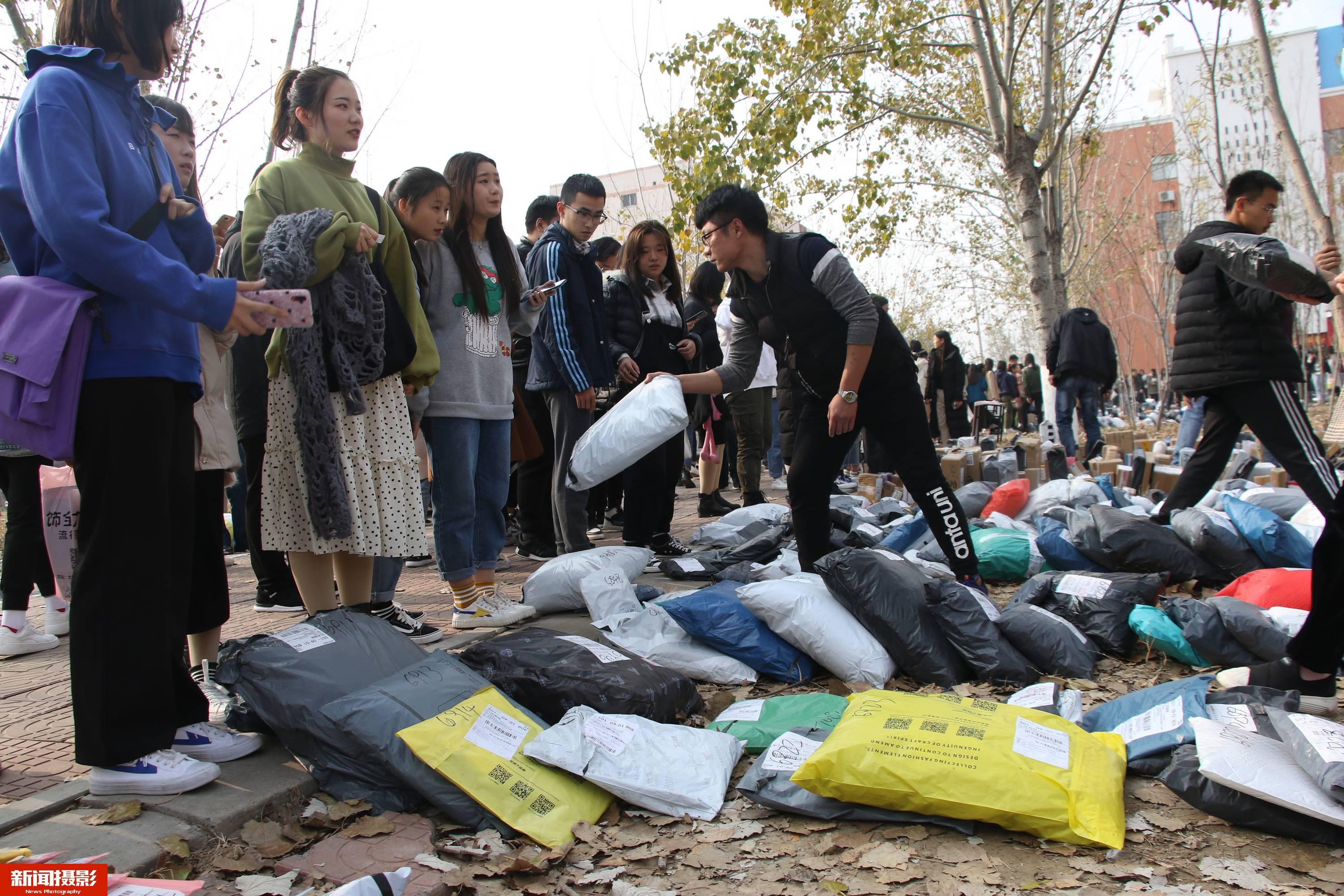 人均网购3件,大学校园快递爆仓,小树林包裹堆积如山